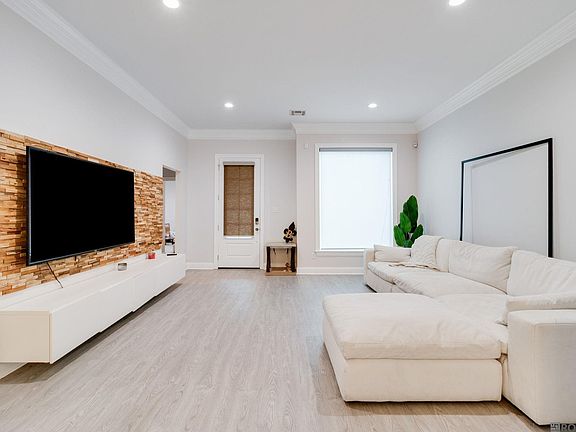 4th image of 700 Priscilla Ln