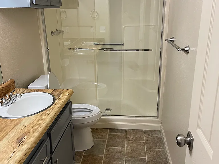1424 Sylvan Ave — Photo 4