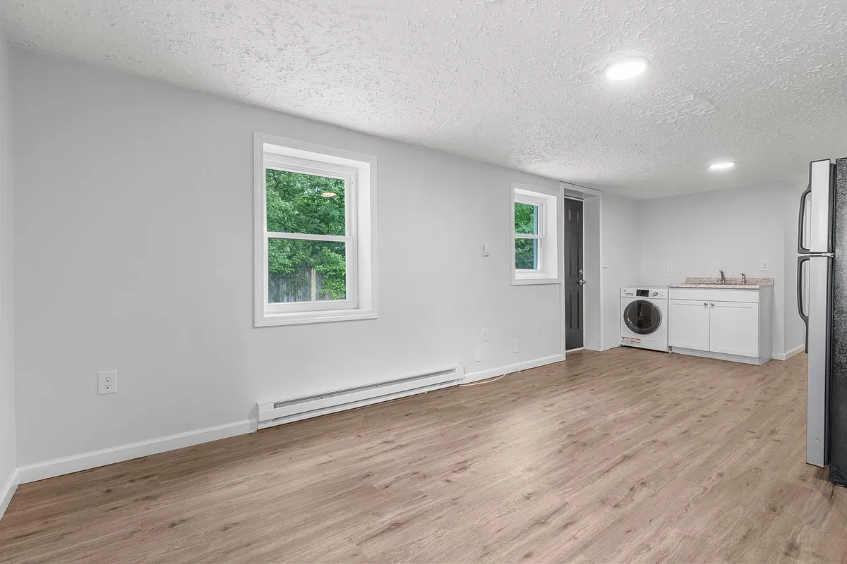 Building Photo - 90 Everett St #2