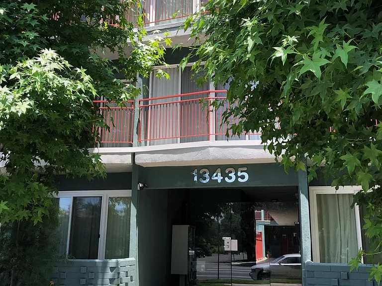 13435 Burbank Blvd #14 — Photo 18