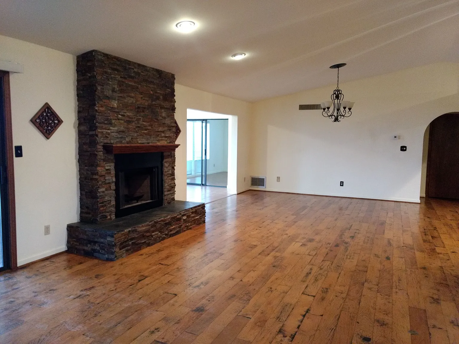 3 bed, 2.5 bath, 2301 sqft, $3,000 — Photo 4