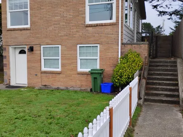 1679 Monroe St #A, North Bend, OR 97459