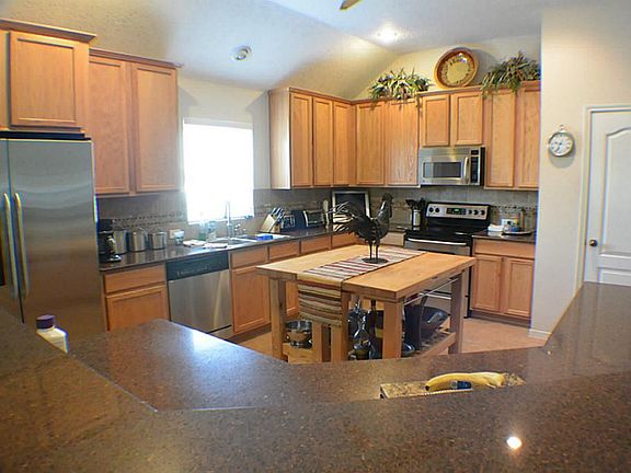 KITCHEN WITH STAINLESS STEEL APPLIANCES