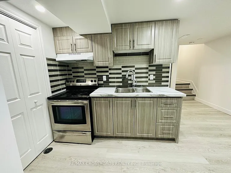 256 Birchcliffe Cres — Photo 2