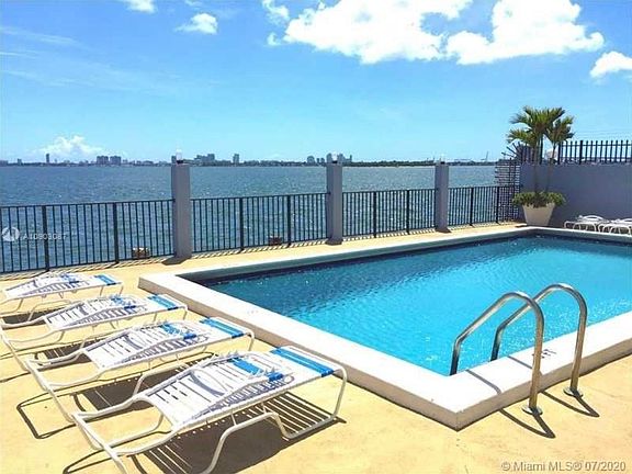 5th image of 555 NE 30th St APT 704