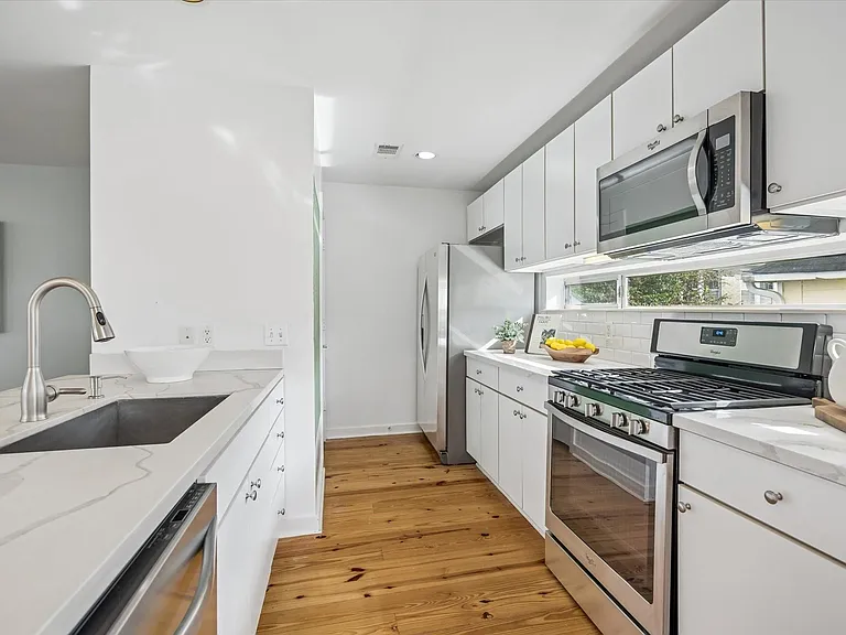2508 Calumet St #E — Photo 8