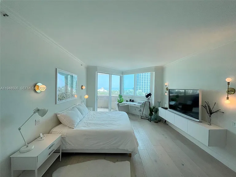 300 S Pointe Dr #705 — Photo 16