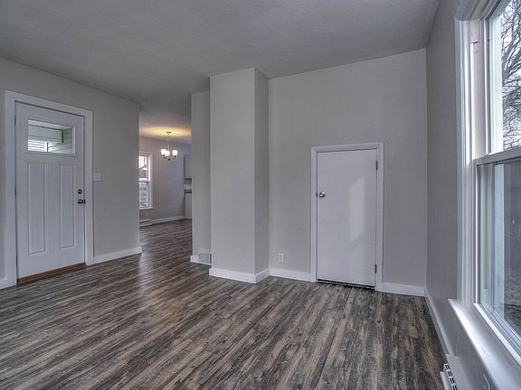 4th image of 812 E 4th St
