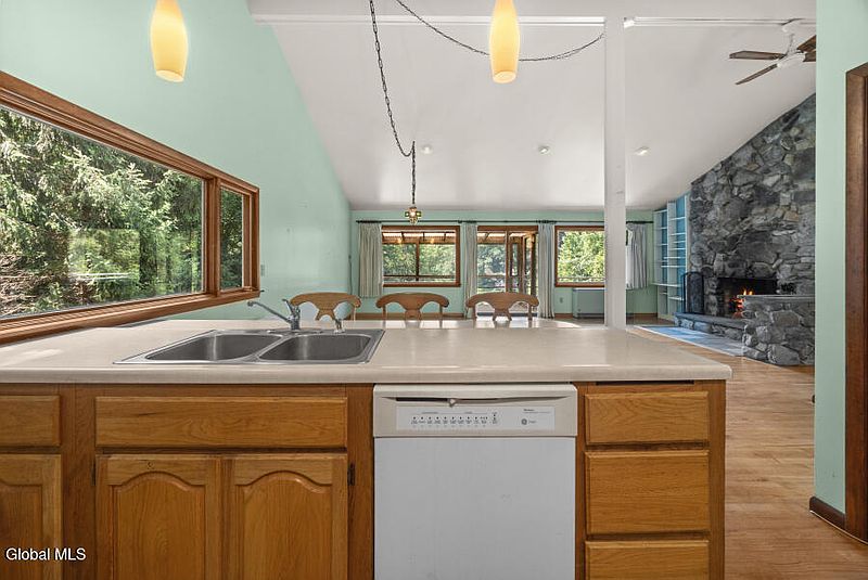 4th image of 104 Lawson Road