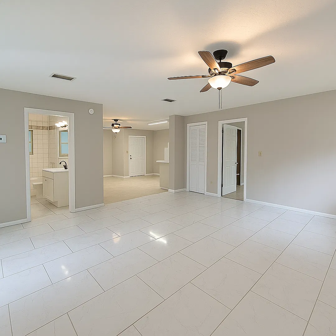 Beautifully Renovated 3BR Concrete Block House w/massive screen porch — Photo 4