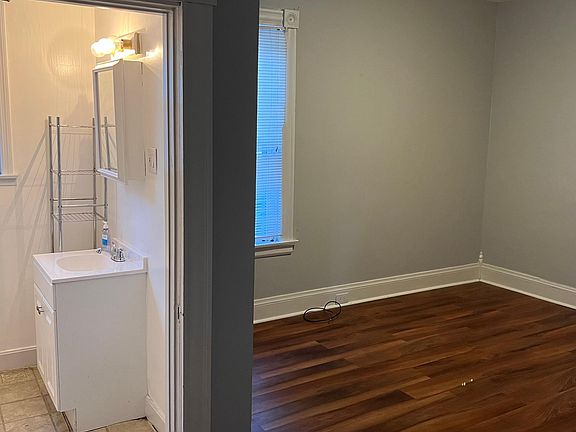 4th image of 2710 Minot Ave #1