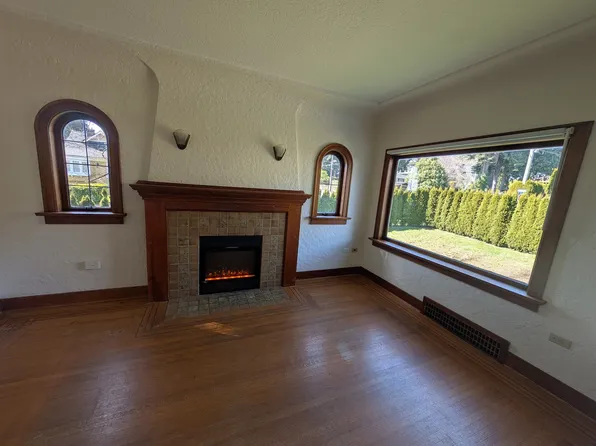 2396 Lawson Ave, West Vancouver, BC V7V 2E6