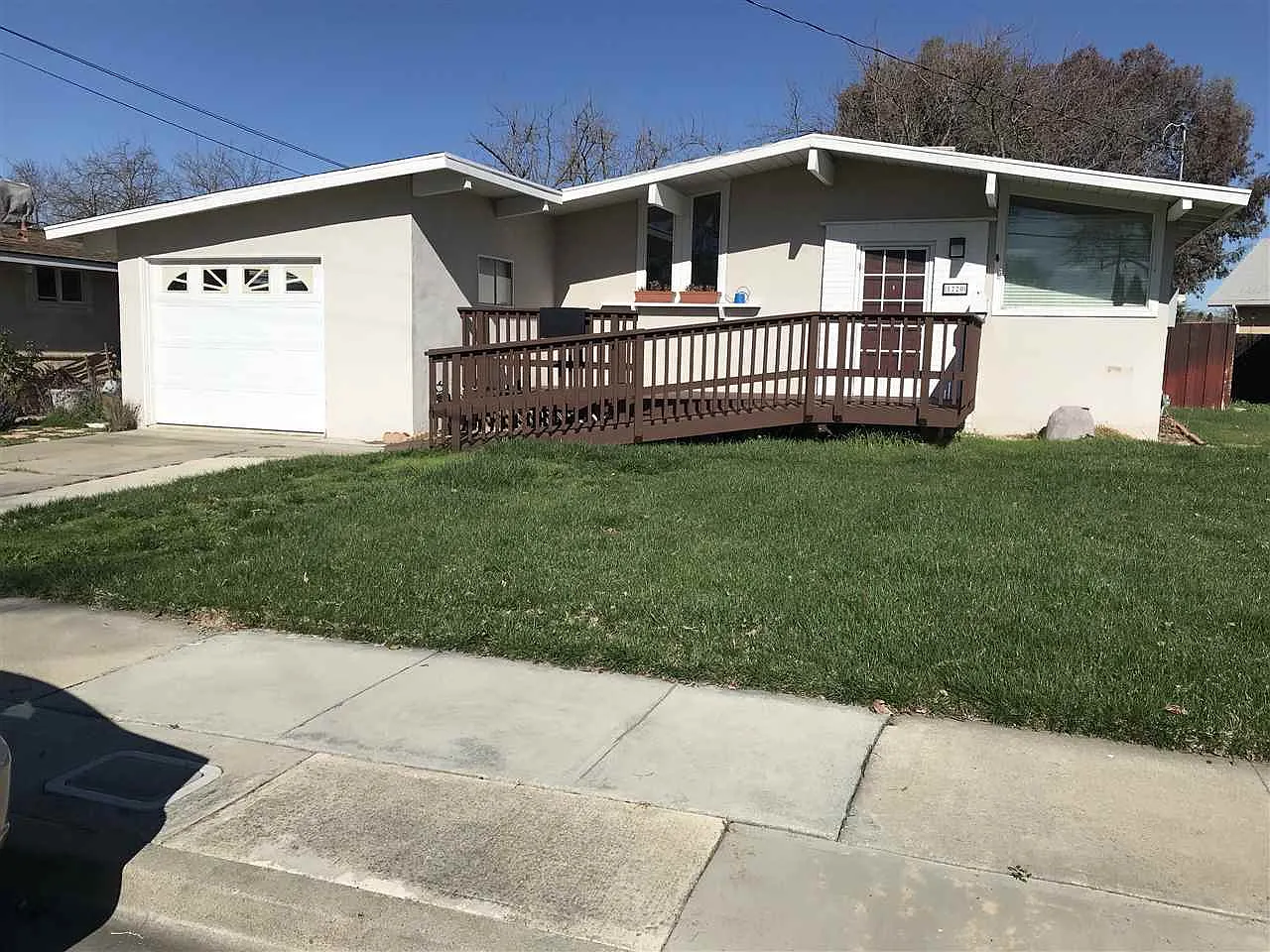 1720 Sunset Dr photo 1