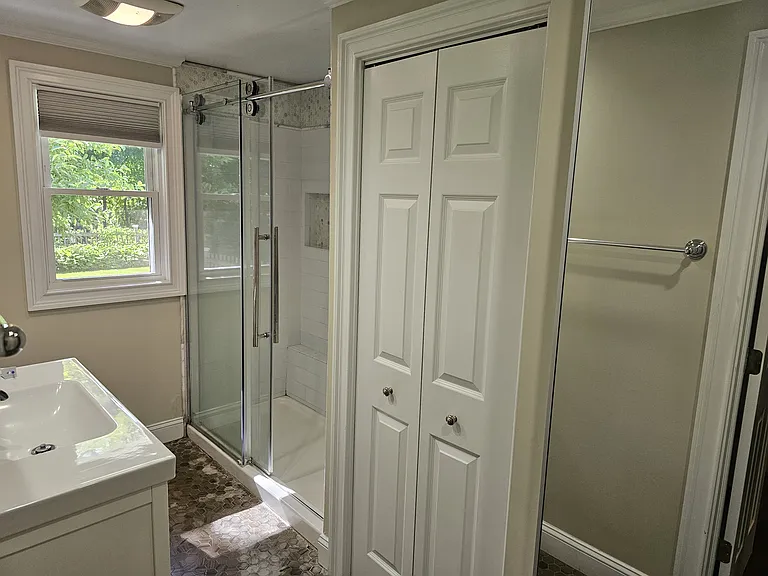 Main Level - Master Bedroom's bathroom with heated floors