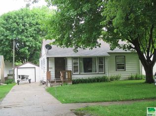 1432 Pleasant Ct, Sheldon, IA 51201
