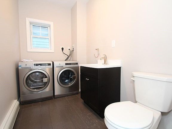 3rd image of 179 Wells St #179