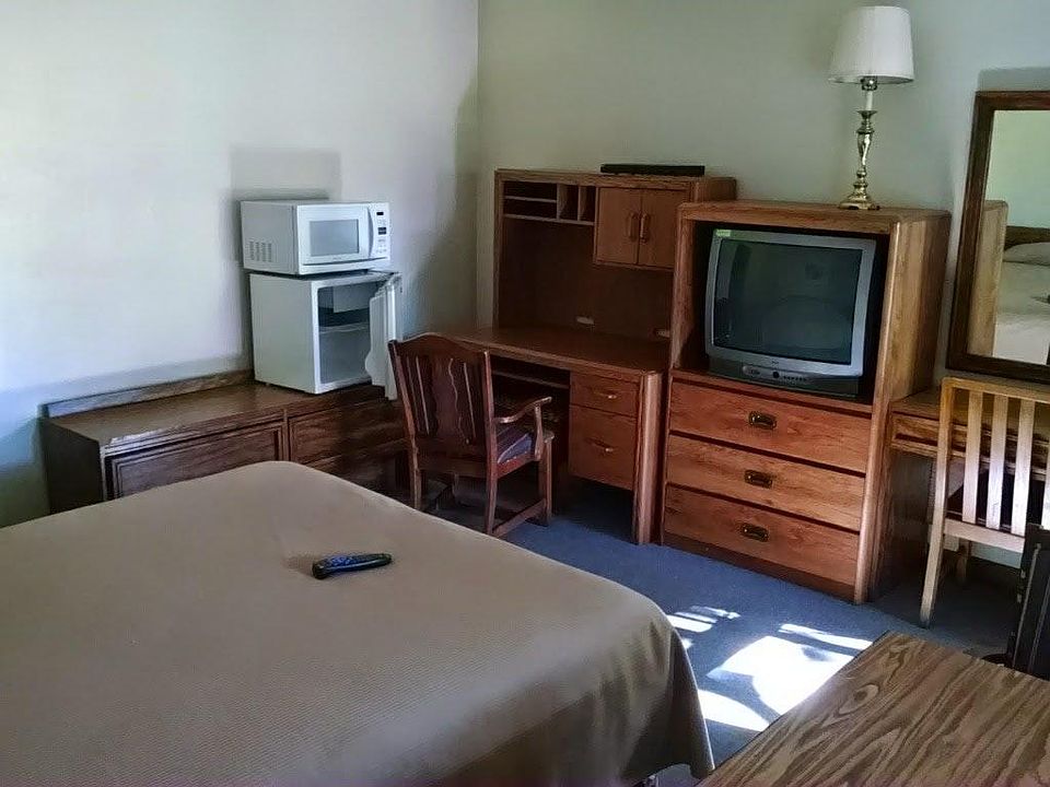2nd image of 420 E Pike Rd