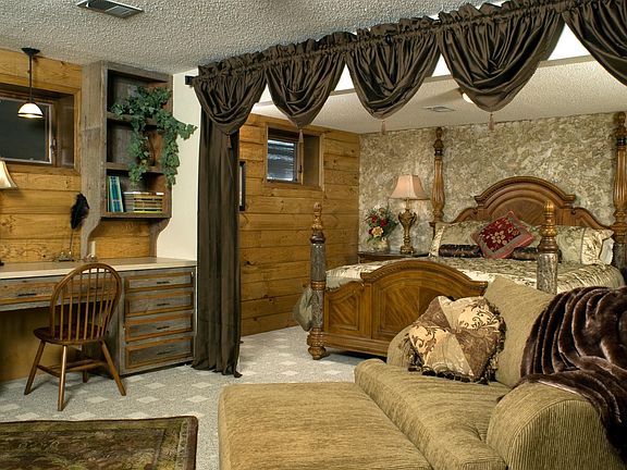 Downstairs king suite