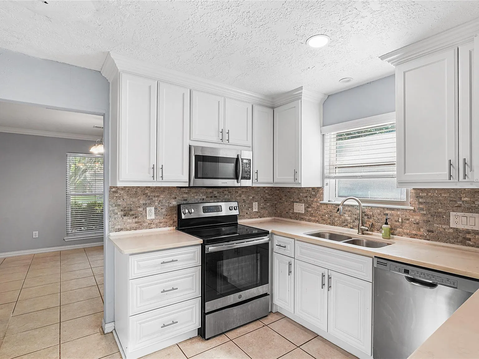 3 bed, 2069 sqft, $2,400 — Photo 3