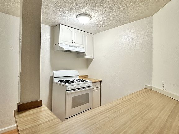 4th image of 1070 Oakmont Dr #14
