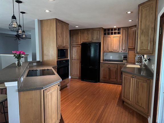 5th image of 508 Henry St