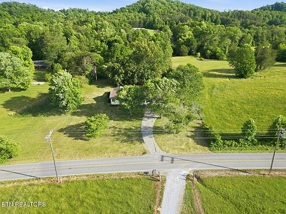 3rd image of 1024 Reagan Valley Rd