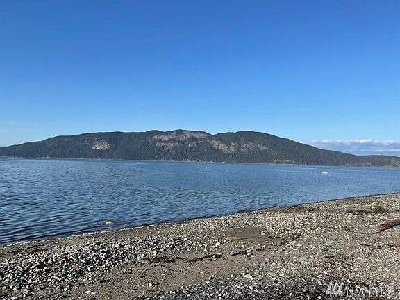 Tide land wrights and access along north east of the island owned through the Sinclair Association that comes with sale of this mid island parcel.