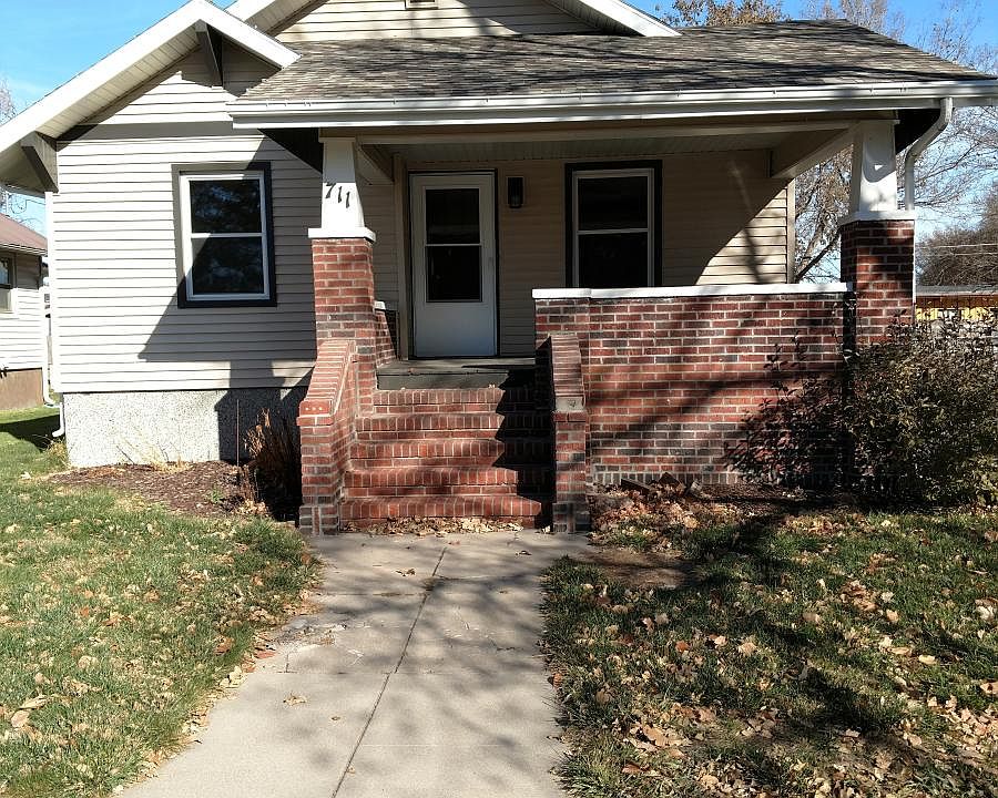 1st image of 711 E 3rd St