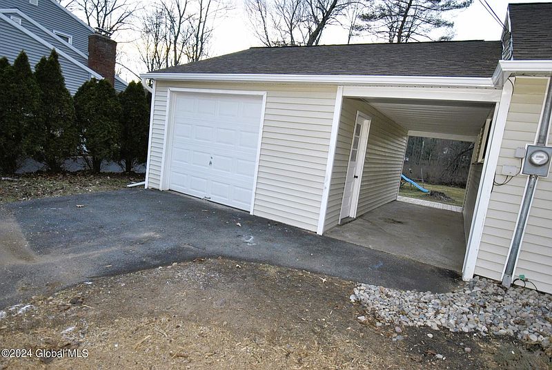 5th image of 937 Algonquin Road