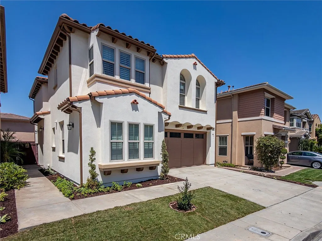 4 bed, 2301 sqft, $4,875 — Photo 1