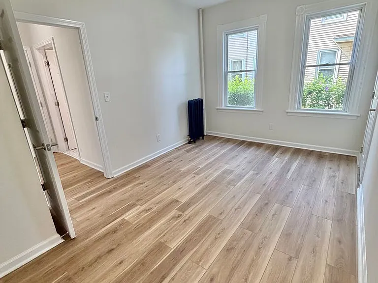 699 Stanley St — Photo 9