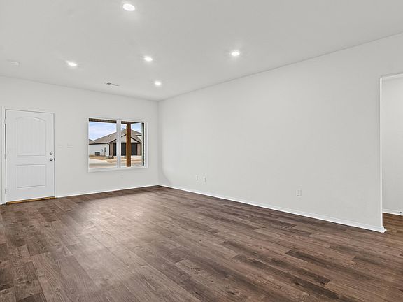 5th image of 71 Farmhouse Cir