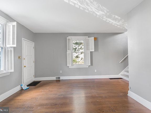 4th image of 40 W Southampton Ave