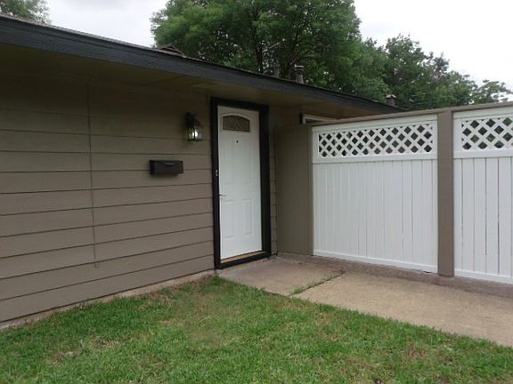 3rd image of 605 Hodges Dr