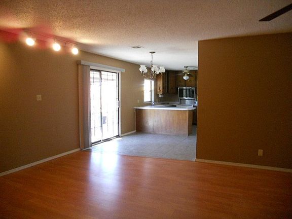 4th image of 310 NW Parkwood Ln