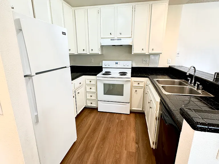 Martin Woods Apartment Homes — Photo 12