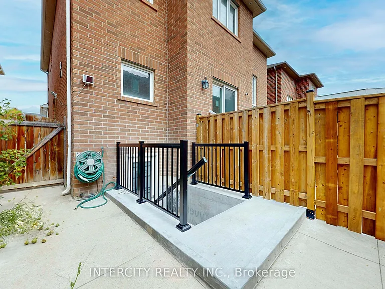392 Derrydale Dr #LOWER — Photo 17