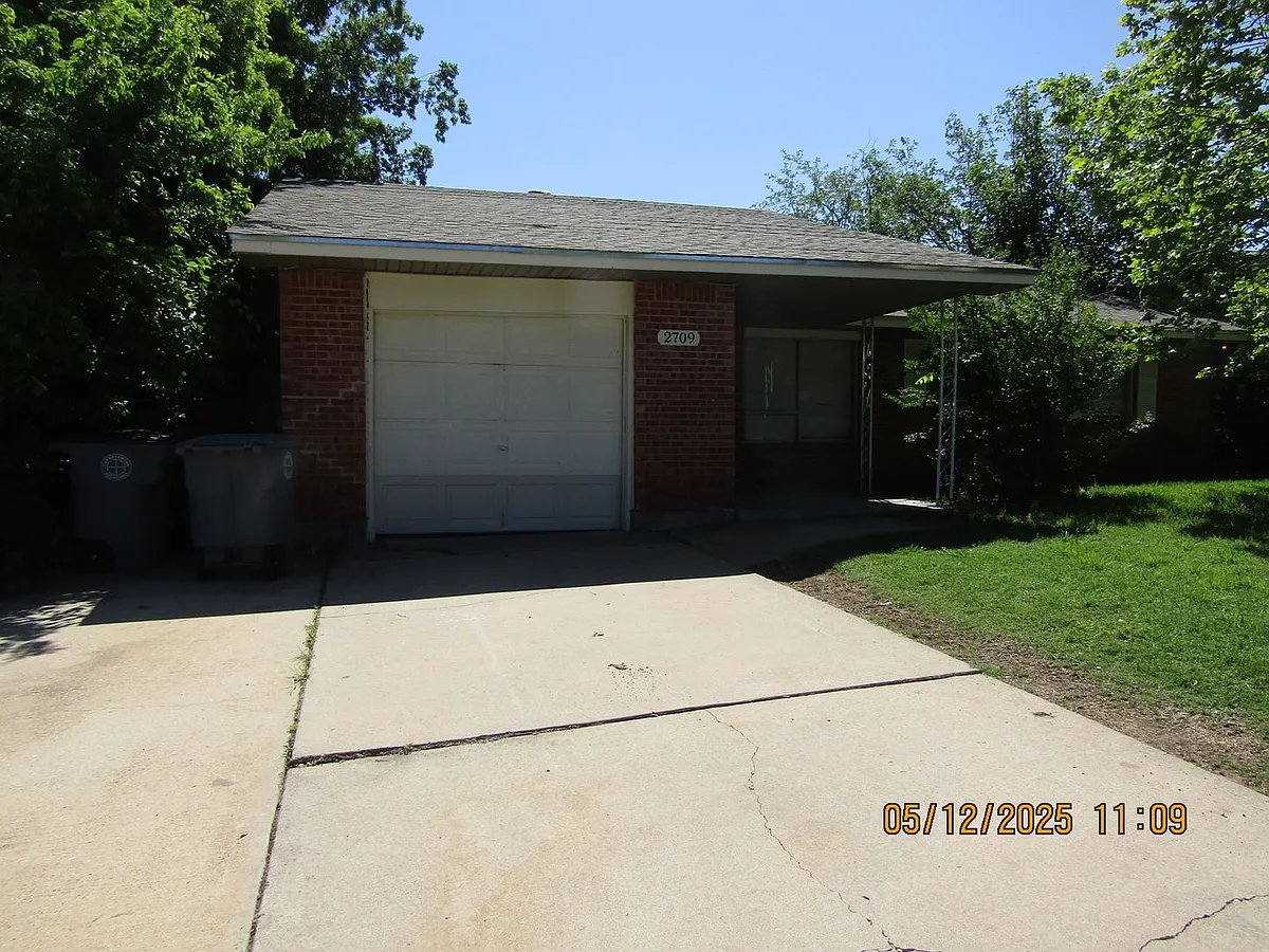 Building Photo - 2709 NW Hilltop Dr