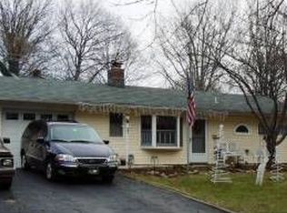 341 Magnolia Dr, Levittown, PA