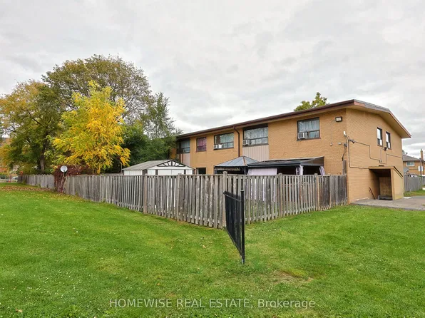 31 Sedgeley Dr #8, Toronto, ON M9R 1Z5
