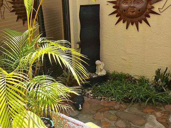 Atrium
9’4” x 9’4”