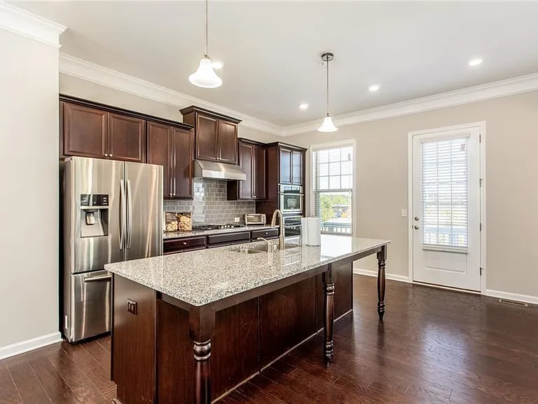 335 Beacons Pl — Photo 7