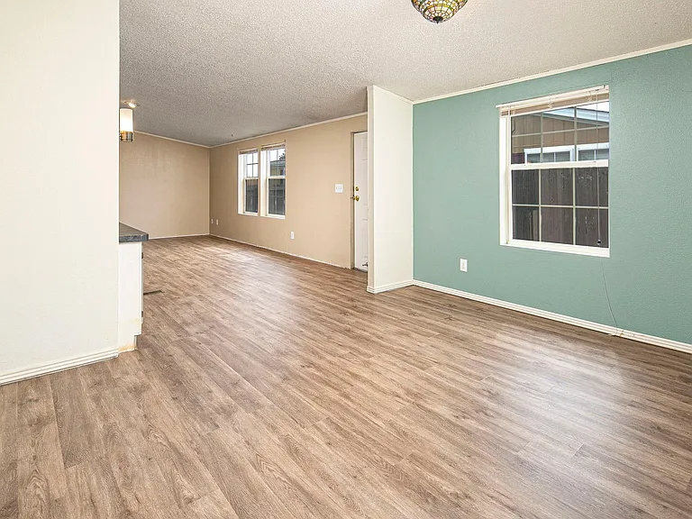 610 11th St — Photo 3