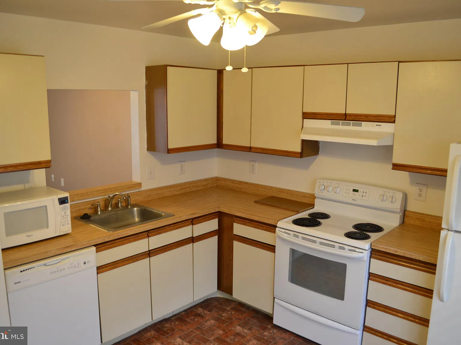 2 bed, 1.5 bath, 1120 sqft, $1,500 — Photo 3