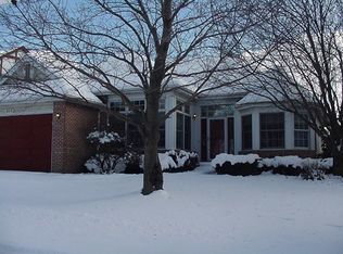 203 Robincrest Ln, Lindenhurst, IL 60046