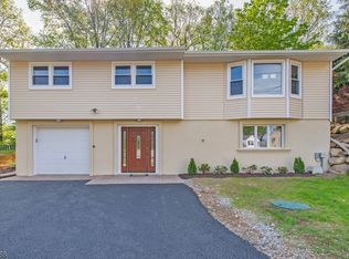 50 Iroquois Ave, Oakland, NJ 07436