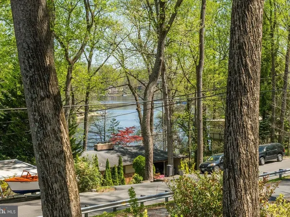 6439 Lakeview Dr, Falls Church, VA 22041