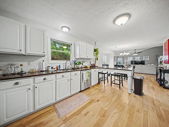 5th image of 462 Flat River St