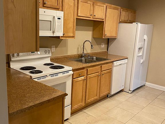 5th image of 415 E 3rd St #210