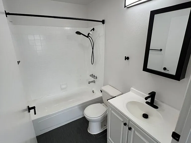 VRA27 LLC- "Villa Regency Apartments" — Photo 32